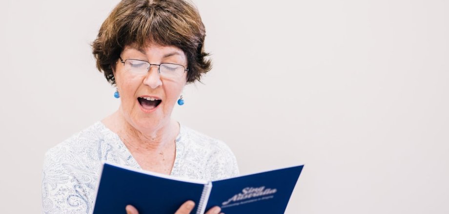 Eine ältere Frau beim Singen Eine ältere Frau beim Singen