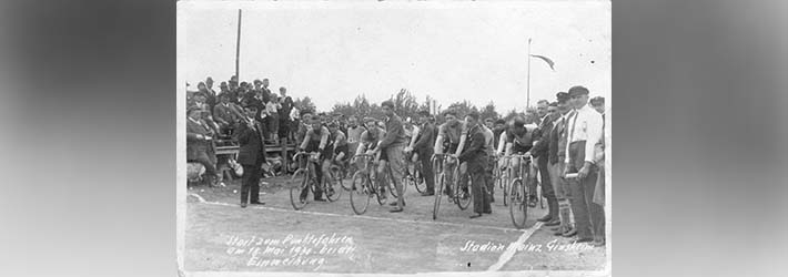 Stadion von Mainz-Ginsheim wird mit einem Radrennen eingeweiht. Stadion von Mainz-Ginsheim wird mit einem Radrennen eingeweiht.