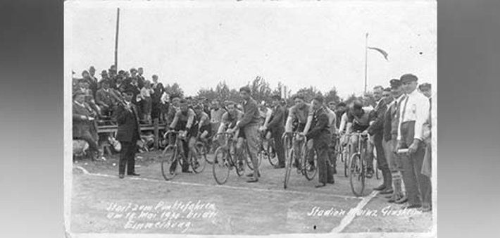 Stadion von Mainz-Ginsheim wird mit einem Radrennen eingeweiht.