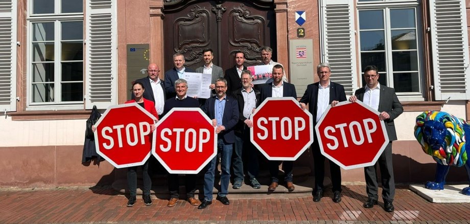 Protestaktion der Bürgermeister Bürgermeister mit Stop-Schildern