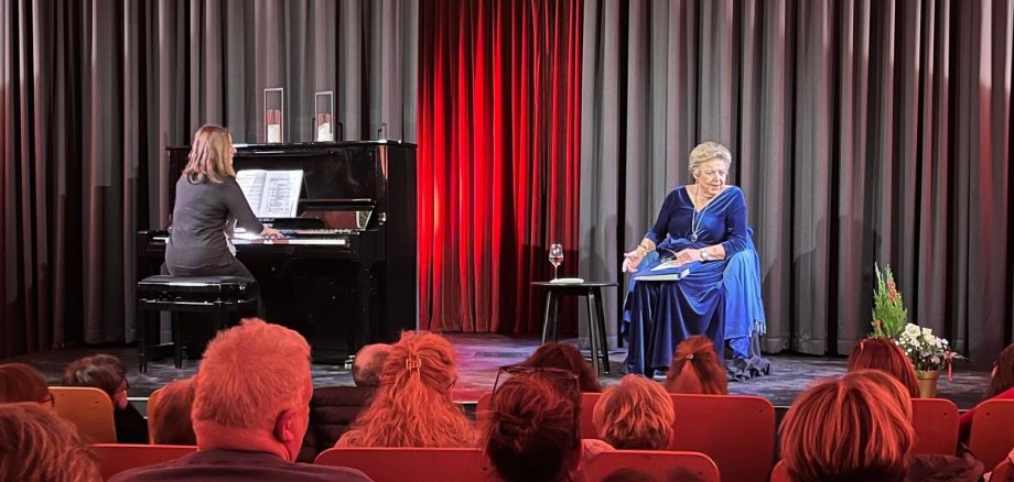 Marie-Luise Marjan und Mina Atanasova (Klavier)