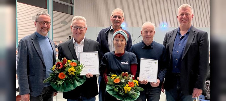 V. l. n. r: Bürgermeister Thorsten Siehr, Bürgerpreisträger Roland Reinheimer und das Team des Repair-Café Mainspitze mit Jürgen Schaffner-Möller, Rita Tillinger und Rainer Sponsel, sowie Torsten Reinheimer, Vorsitzender der Stadtverordnetenversammlung. V. l. n. r: Bürgermeister Thorsten Siehr, Bürgerpreisträger Roland Reinheimer und das Team des Repair-Café Mainspitze mit Jürgen Schaffner-Möller, Rita Tillinger und Rainer Sponsel, sowie Torsten Reinheimer, Vorsitzender der Stadtverordnetenversammlung.
