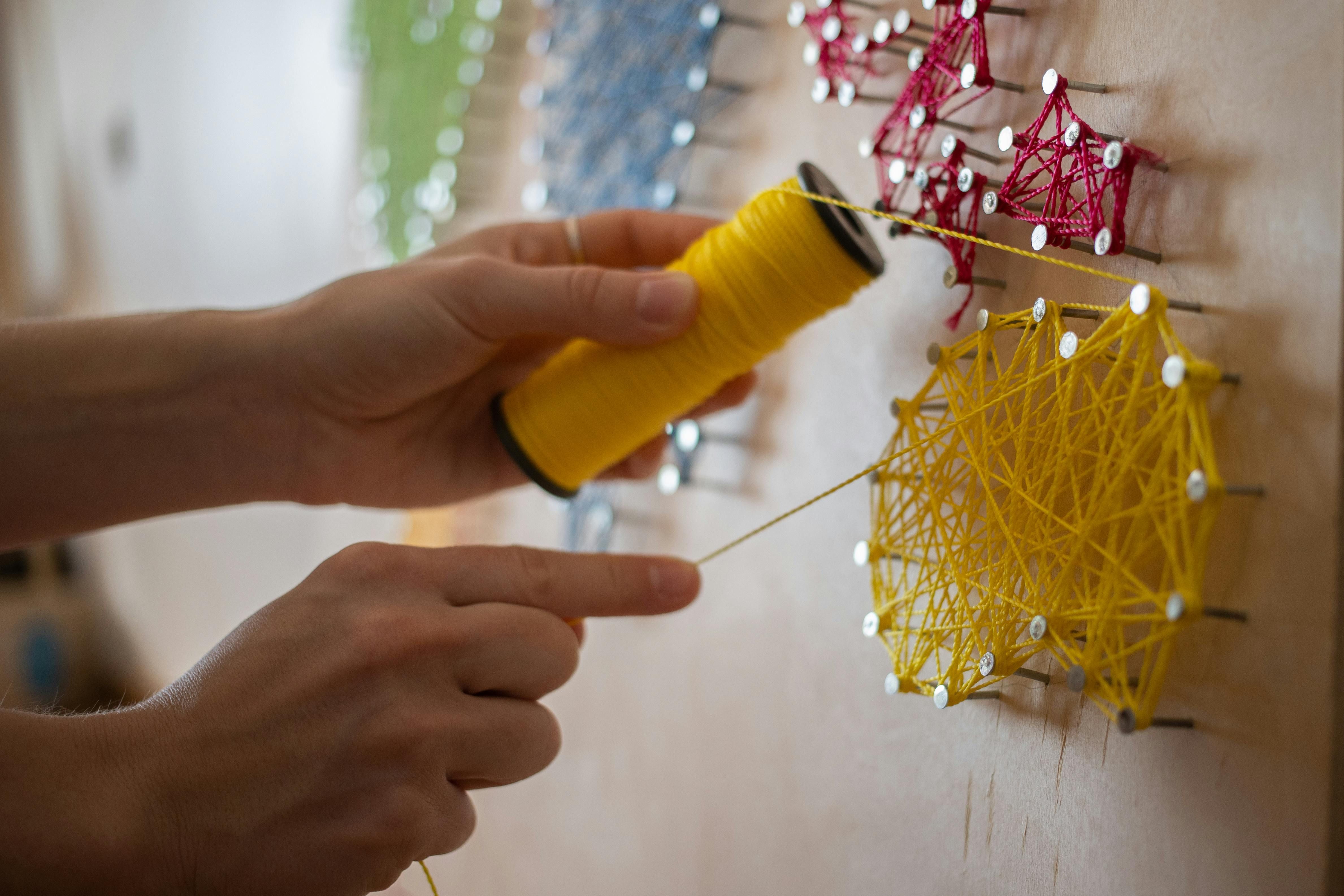 Gestaltung kunstvoller Bilder mit Nägel und Fäden