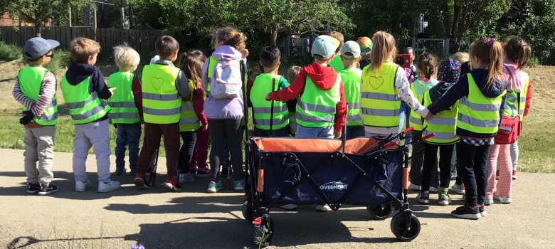 Kita-Kinder beim Müllsammeln