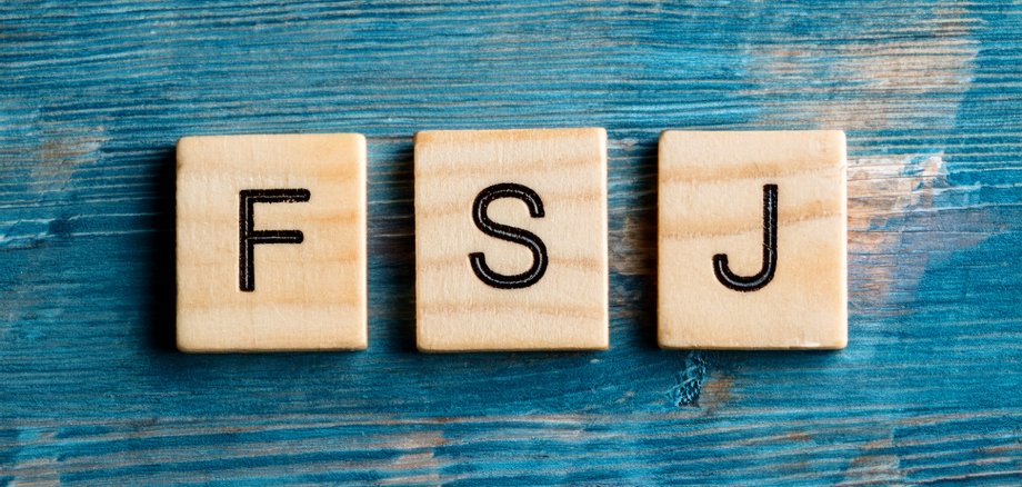 Scrabble-Buchstaben "FSJ"