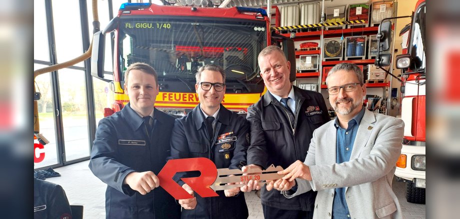 Übergabe Symbolischer Schlüssel Übergabe des Schlüssels für das neue Feuerwehrfahrzeug