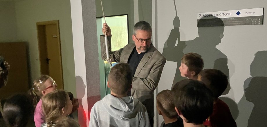 Schulkinder besuchen Rathaus Bürgermeister und Schulkinder läuten die Rathausglocke