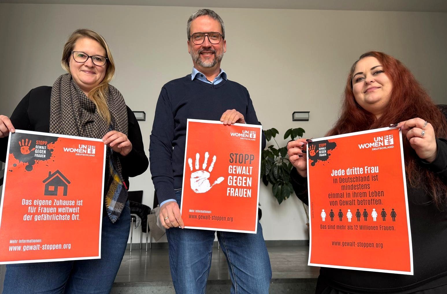 Der Bürgermeister und die internen Frauenbeauftragten der Stadt setzen ein Zeichen gegen Gewalt an Frauen.