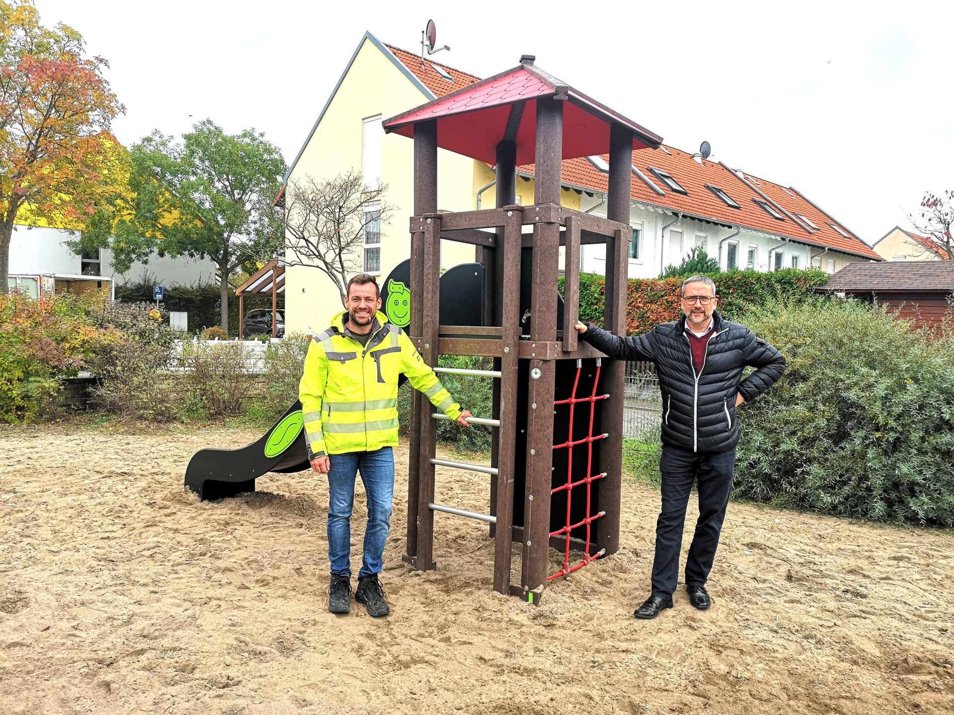 Dominic Kreuzberger, Stadtmitarbeiter für Grünflächen, und Bürgermeister Thorsten Siehr inspizieren die neuen Spielgeräte. 
