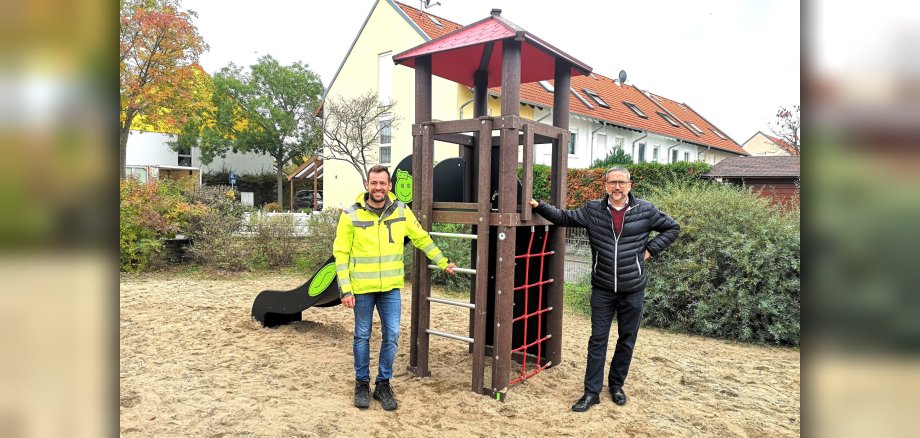 Dominic Kreuzberger, Stadtmitarbeiter für Grünflächen, und Bürgermeister Thorsten Siehr inspizieren die neuen Spielgeräte. 