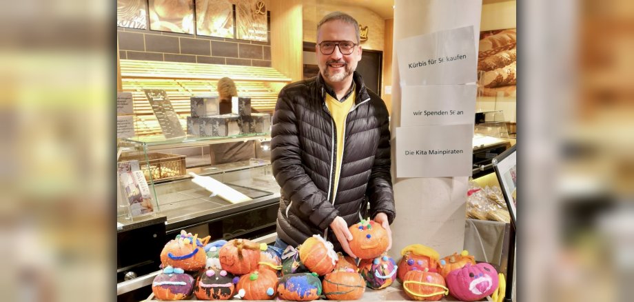 Bürgermeister Thorsten Siehr sucht sich einen Kürbis aus
