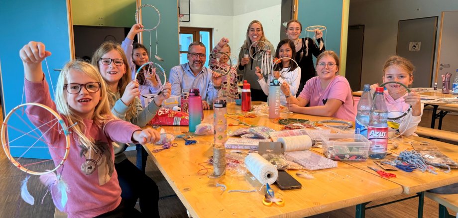 Bürgermeister Thorsten Siehr bastelt mit den Ferienspielkindern Traumfänger Bürgermeister Thorsten Siehr bastelt mit den Ferienspielkindern Traumfänger