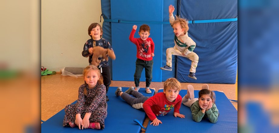Kinder der Kita "Mainpiraten" spielen auf ihren neuen Turnmatten