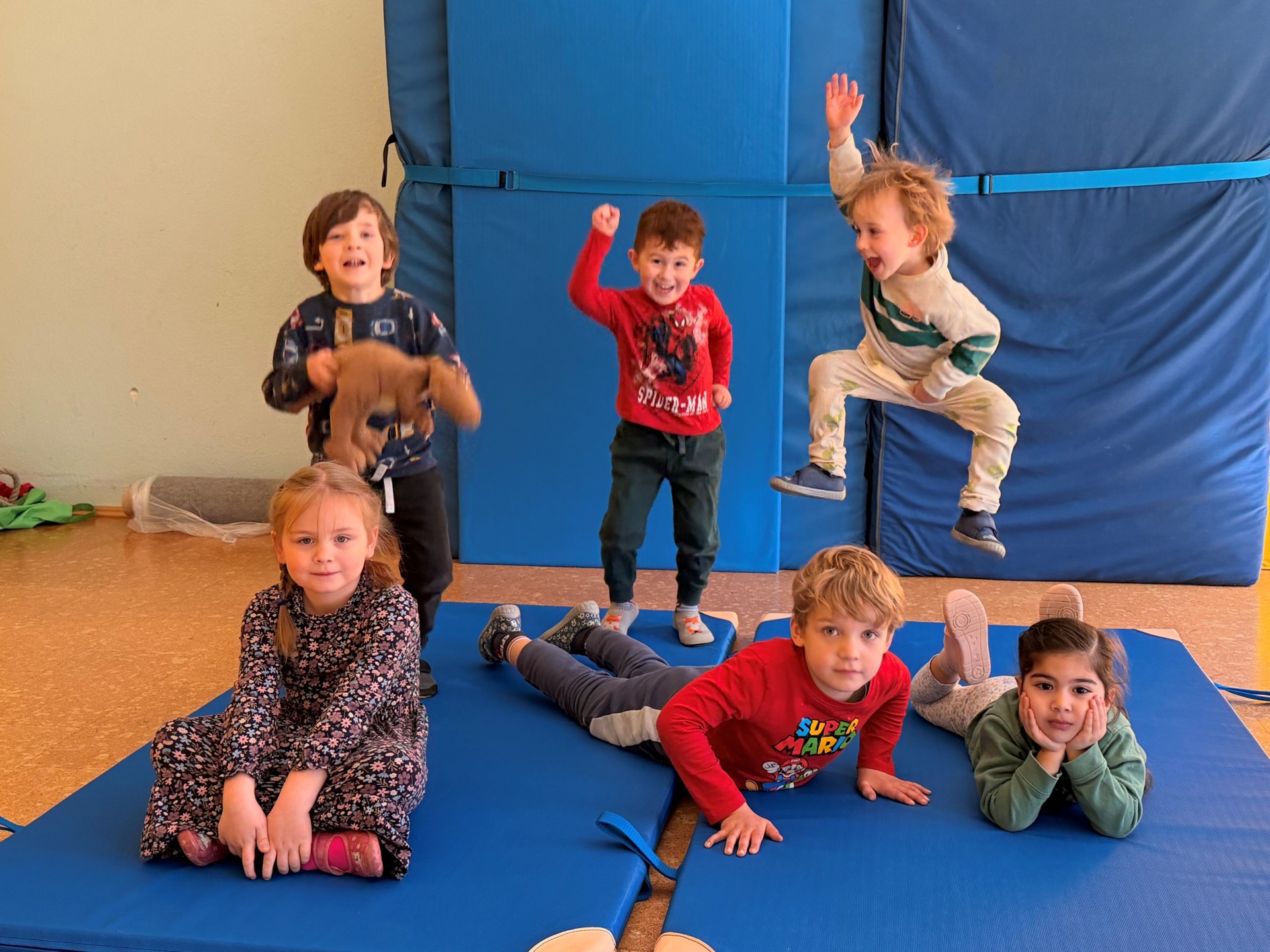 Kinder der Kita "Mainpiraten" spielen auf ihren neuen Turnmatten