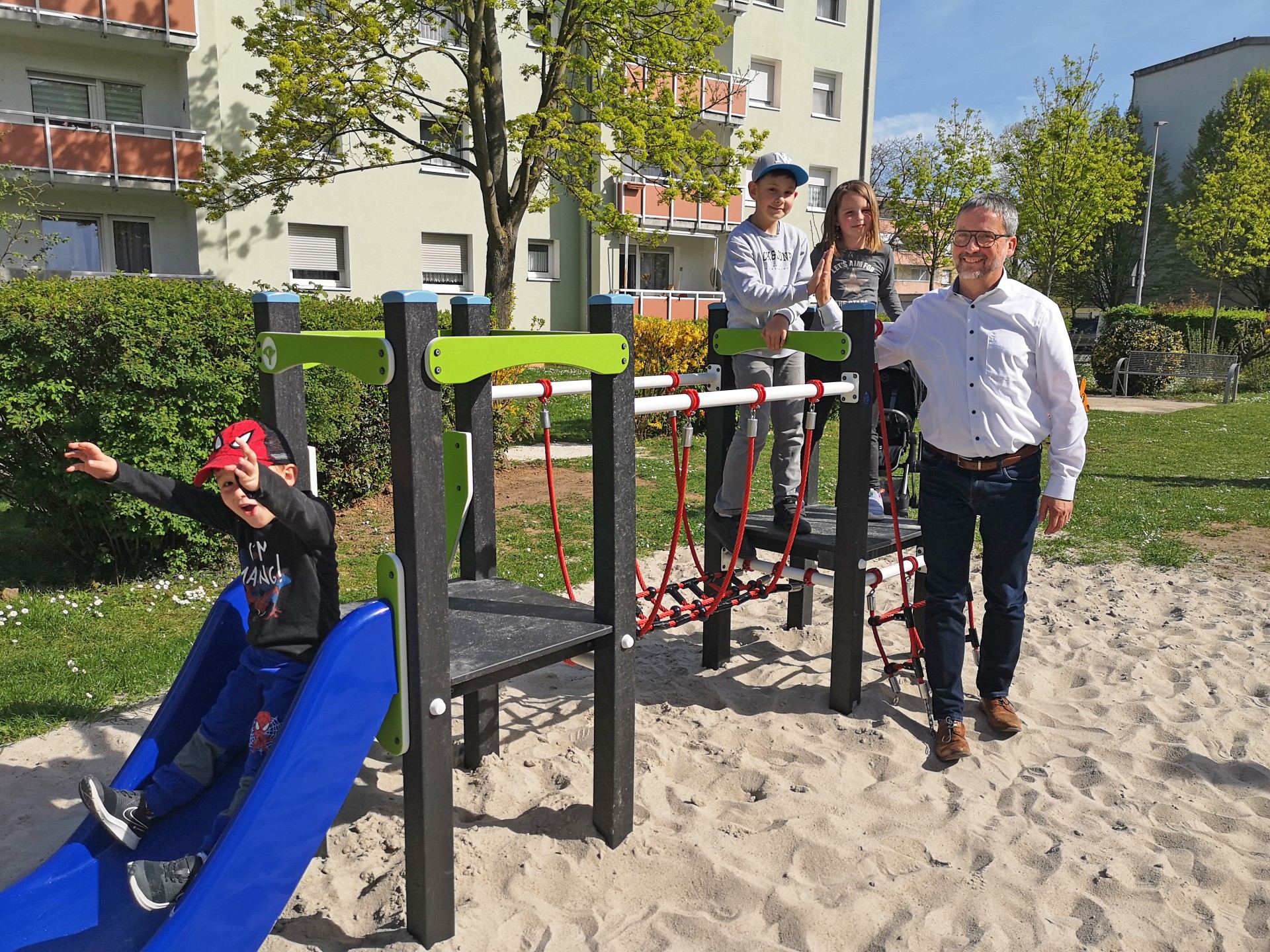 Bürgermeister Thorsten Siehr und Kinder auf dem neuen Quartiersspielplatz