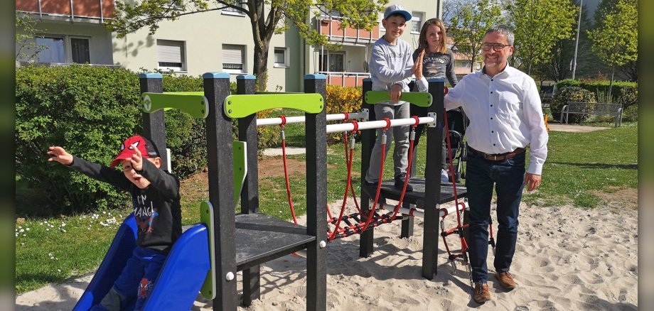Bürgermeister Thorsten Siehr und Kinder auf dem neuen Quartiersspielplatz