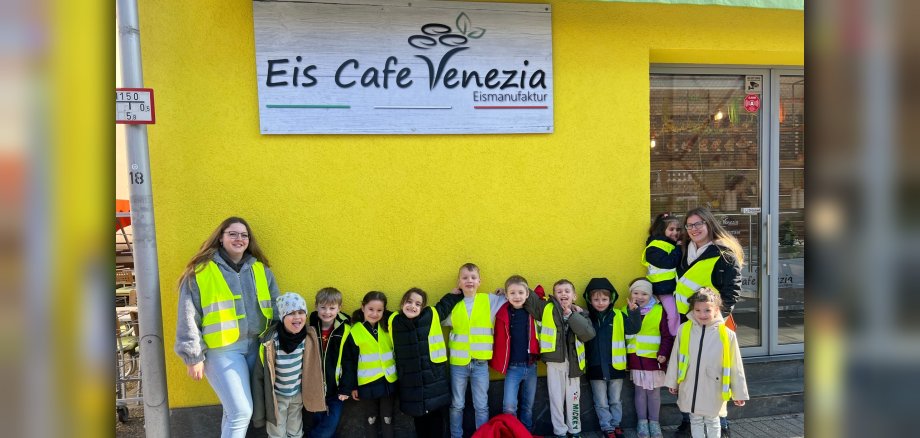 Kita-Kinder vor dem Eiscafé Venezia