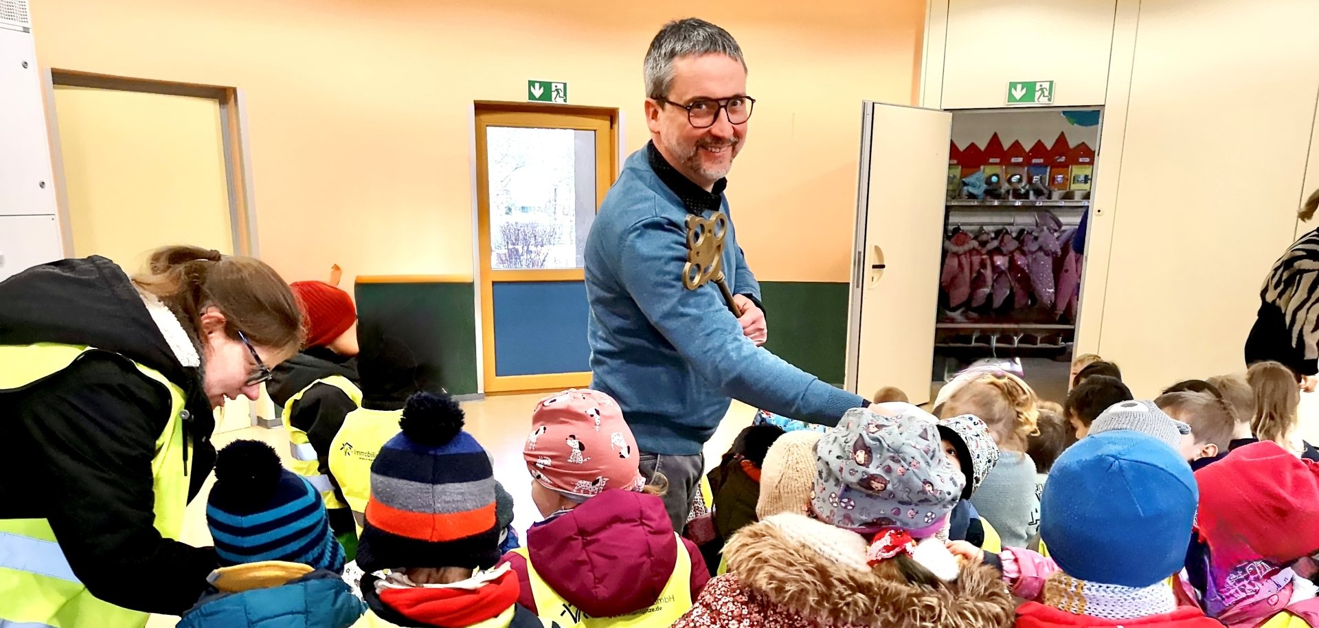 Bürgermeister Thorsten Siehr löst Rathausschlüssel bei Kita-Kindern aus