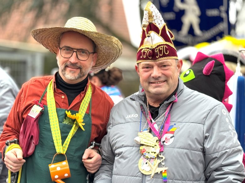 Bürgermeister Thorsten Siehr (links) und Klaus Rüdiger (rechts), Sitzungspräsident des TTC Ginsheim