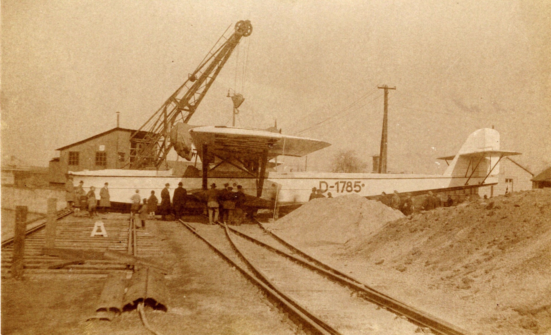 Flugzeug mit der historischen Kennung D-1785