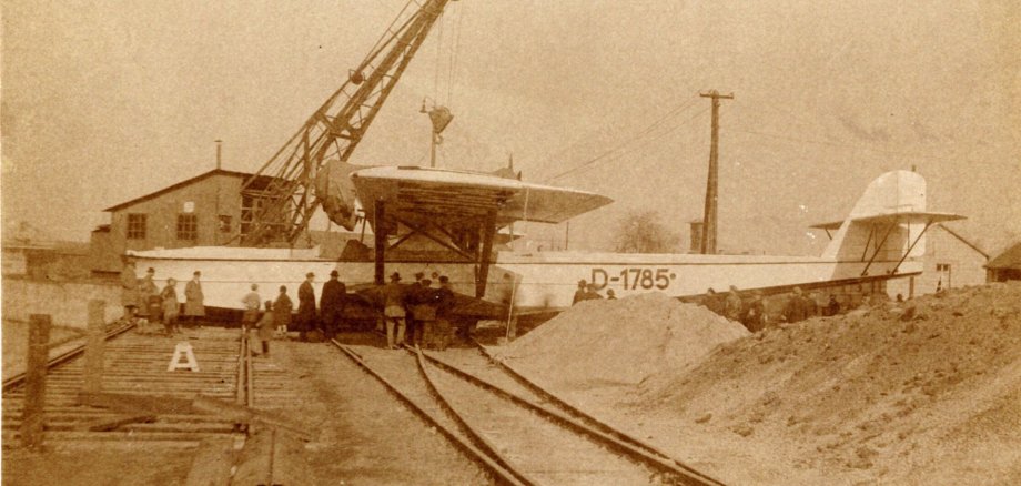 Flugzeug mit der historischen Kennung D-1785