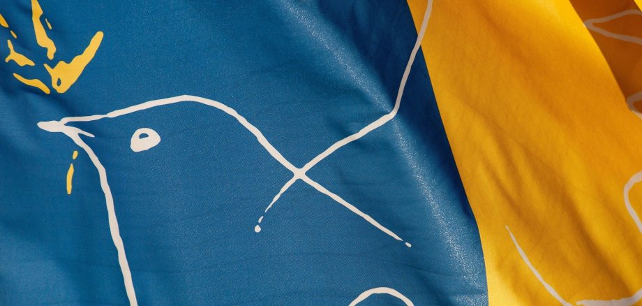 Ukraine-Flagge mit Friedenstaube