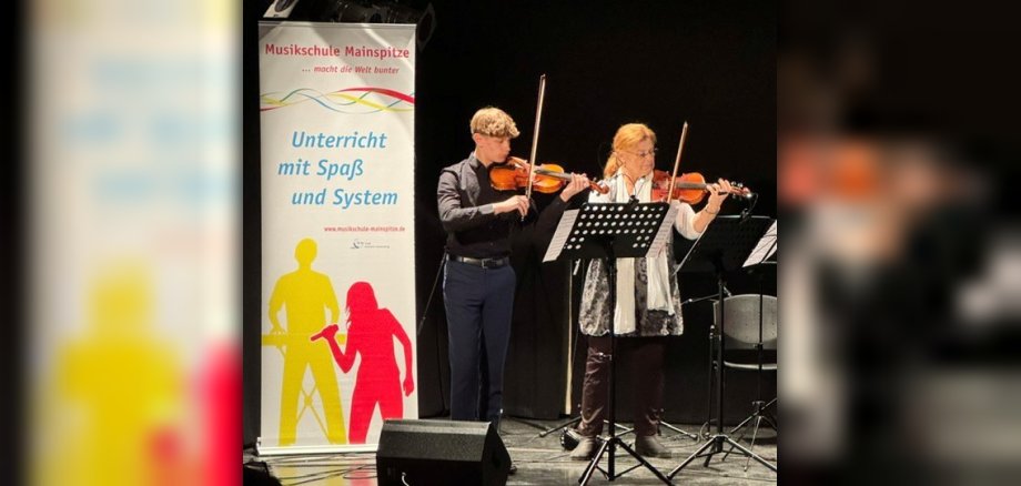 Philipp Juli und Dozentin Edeltraud Schneider