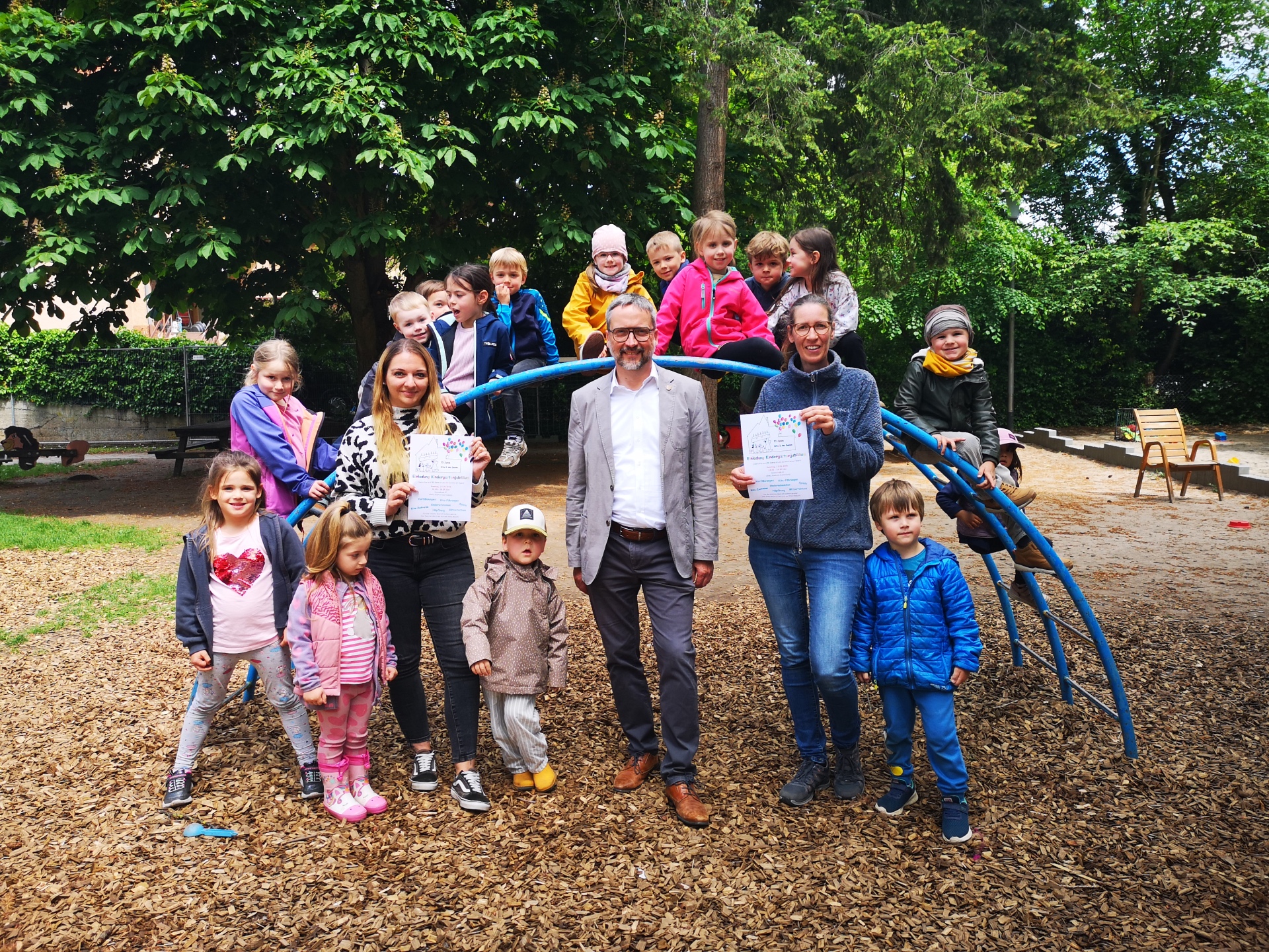 Bürgermeister, Kita-Leitung und Kita-Kinder