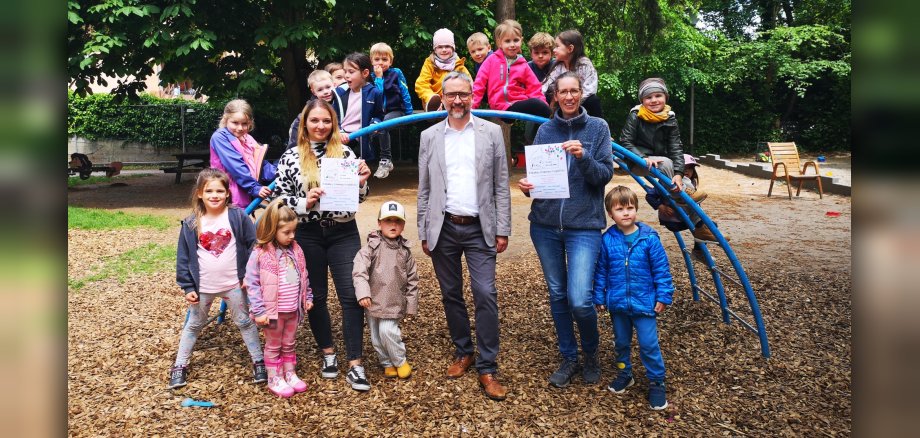 Bürgermeister, Kita-Leitung und Kita-Kinder Bürgermeister, Kita-Leitung und Kita-Kinder