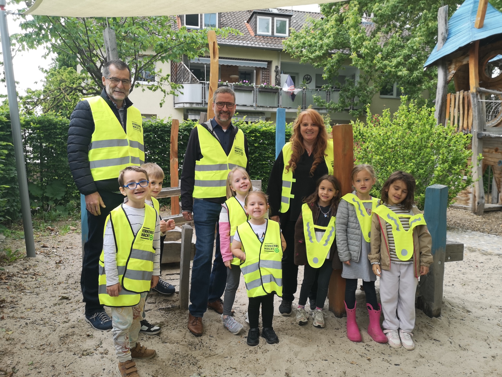 Übergabe der Warnwesten 