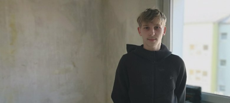 Schülerpraktikant Lucian unterstützt das KWG-Team bei Sanierungsarbeiten in einer ihrer Wohnungen.