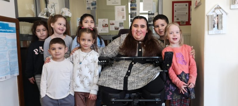 Schülerpraktikantin Sakina mit "ihren" Kindern in der Kita "Lummerland"