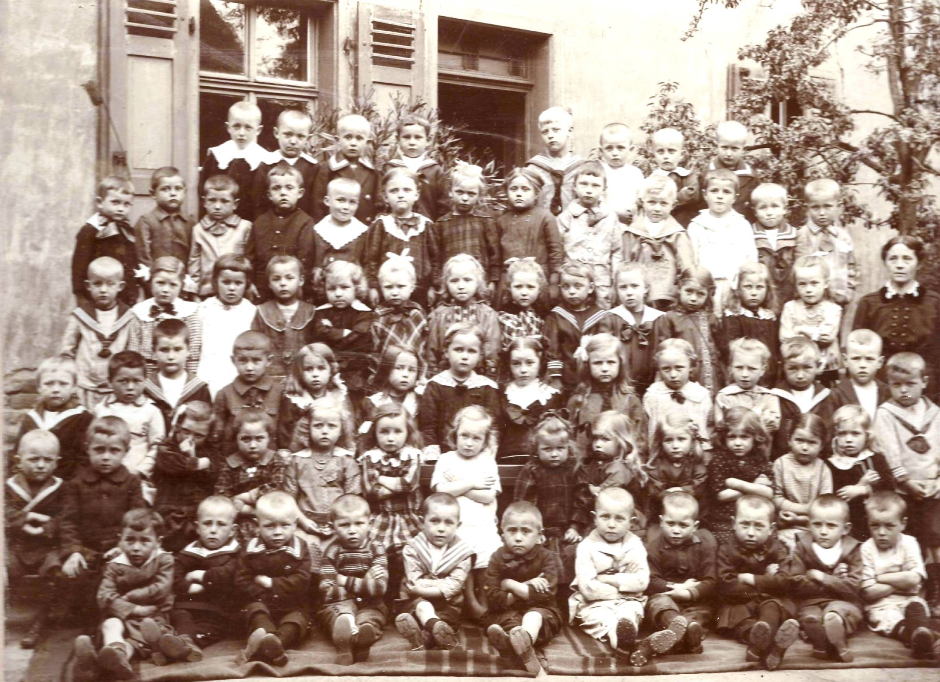 Kinder der Kinderbewahranstalt - Aufnahme um 1900 in der Gartenstraße