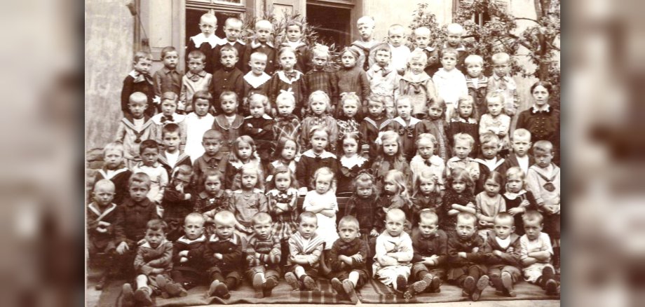Kinder der Kinderbewahranstalt - Aufnahme um 1900 in der Gartenstraße