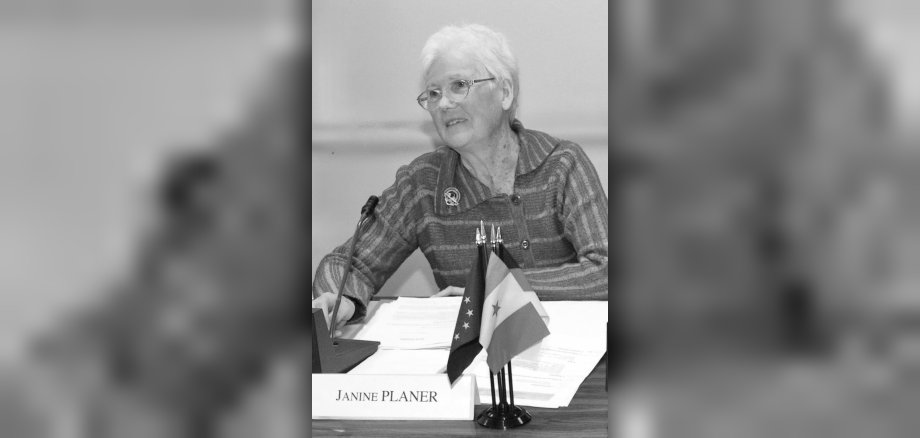 Janine Planer bei der Moderation eines Dreiertreffens der Städtepartnerschaft im Jahr 2006