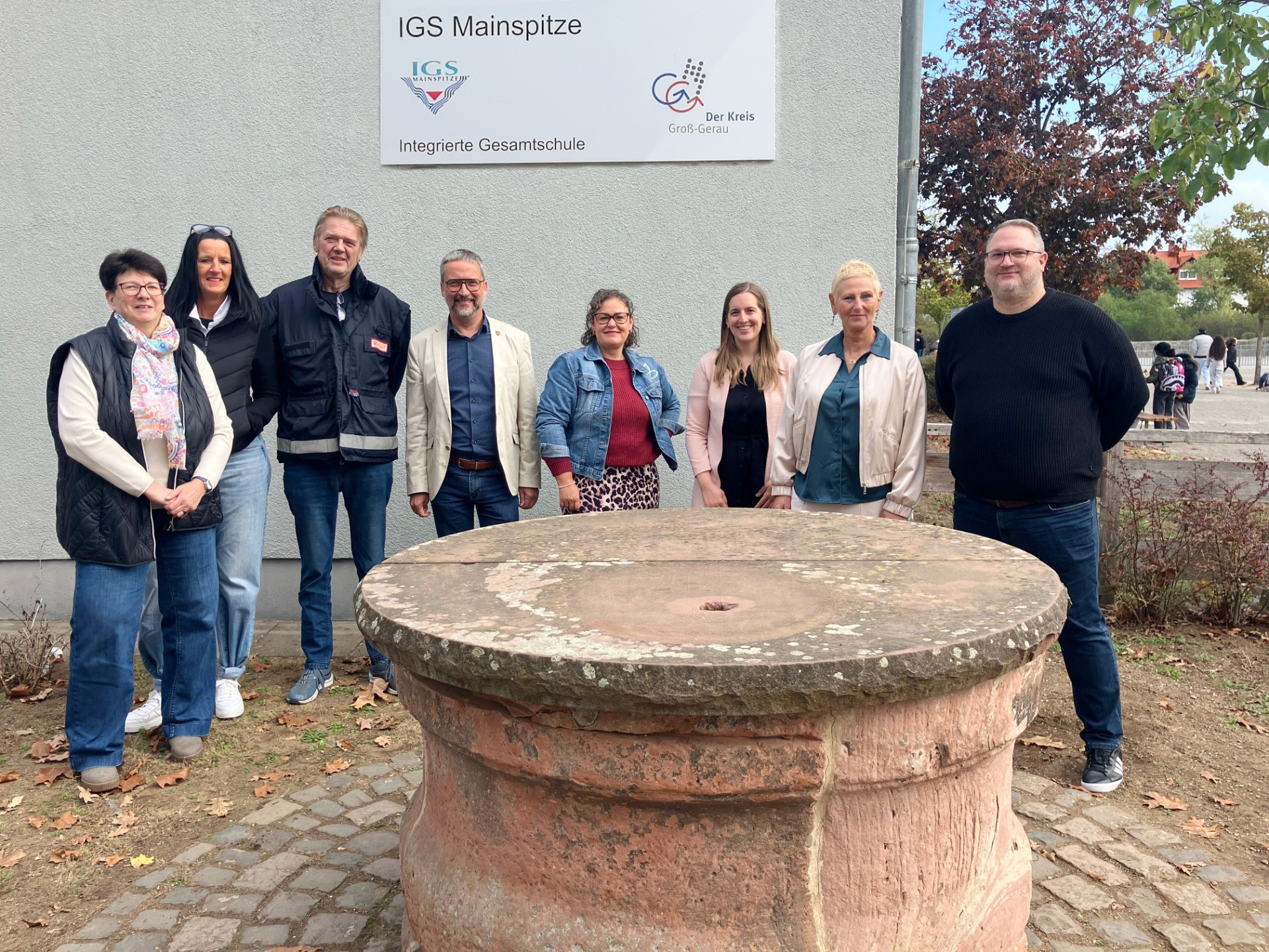 v.l.n.r.: Christine Märtin, Michaela Rüffert (beide Stadtverwaltung), Christoph Schäfer (ASB), Bürgermeister Thorsten Siehr, Bianca Bernhardt (Hospiz Mainspitze), Anna Frehse (IGS, Stufenleitung 7/8), IGS-Schulleiterin Sabine Reich, Oliver Schmitt (Stadtverwaltung). v.l.n.r.: Christine Märtin, Michaela Rüffert (beide Stadtverwaltung), Christoph Schäfer (ASB), Bürgermeister Thorsten Siehr, Bianca Bernhardt (Hospiz Mainspitze), Anna Frehse (IGS, Stufenleitung 7/8), IGS-Schulleiterin Sabine Reich, Oliver Schmitt (Stadtverwaltung).