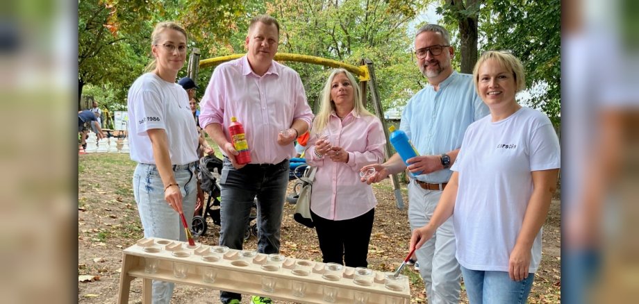 Spendenübergabe der Reinigungsfirma Elfenservice aus Bischofsheim an die Kita Regenbogen