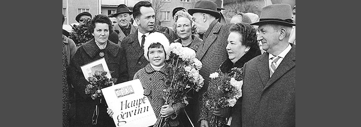 Das Bild zeigt in der Mitte die gefeierte Gewinnerin mit ihren Eltern, rechts Margarethe Hebel aus der Friedrichstraße. Das Bild zeigt in der Mitte die gefeierte Gewinnerin mit ihren Eltern, rechts Margarethe Hebel aus der Friedrichstraße.