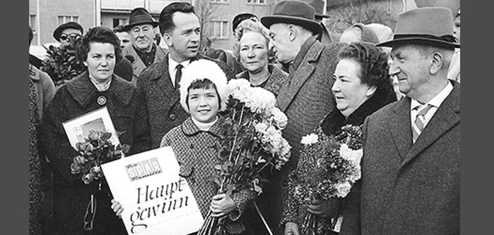 Das Bild zeigt in der Mitte die gefeierte Gewinnerin mit ihren Eltern, rechts Margarethe Hebel aus der Friedrichstraße.