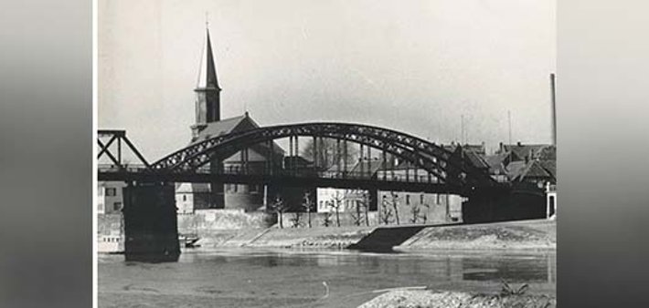 Die Straßenbrücke über den Main zwischen Gustavsburg und Kostheim