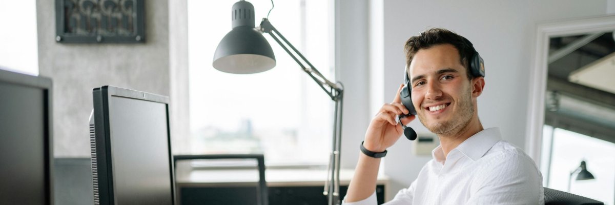 Beschäftigter am PC Beschäftigter am PC