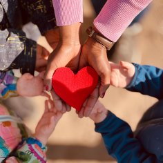 Hände halten ein Herz Hände halten ein Herz