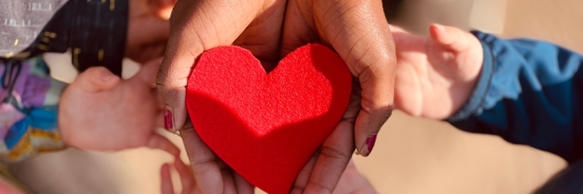 Hände halten ein Herz Hände halten ein Herz