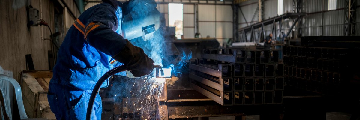 Schweißer schweißt Metallstäbe