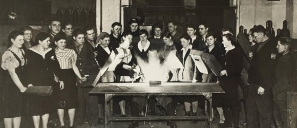 Zwangsarbeiter und -arbeiterinnen aus Ländern der Sowjetunion bei der M.A.N. Gustavsburg werden zum Schweißen angelernt 