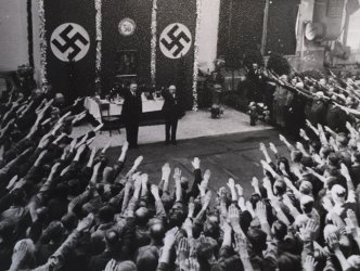 Zum 50. Dienstjubiläum findet die Feier vor 1936 unter Führerbild und Hakenkreuz statt.