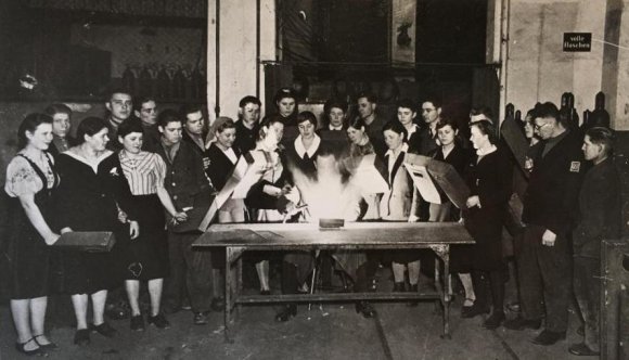 Russische und ukrainische Frauen und Männer („Ost“-Arbeiter – siehe die Armbinde rechts im Bild) werden im Schweißen angeleitet.