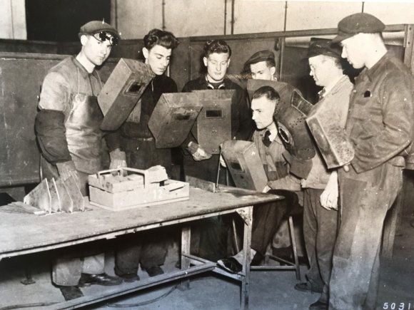 Kurse zur Qualifizierung von ausländischen Arbeitskräften als Schweißer. Eine Teilnahme an Kursen ermöglichte eine höhere Eingruppierung in den Verpflegungsgruppen.