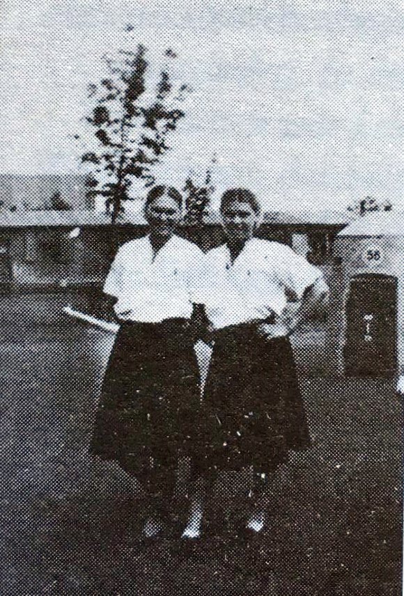 Im Bild rechts hinter den russischen Frauen der Schutzbunker für die Wachleute, der zur Bestrafung eingesetzt wurde.