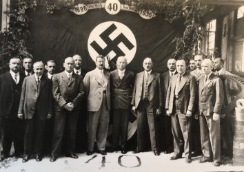 Stolz auf die M.A.N - Tradition im Werk Gustavsburg seit 1860 – auch unterm Hakenkreuz. Direktor A. Deininger neben dem Jubilar